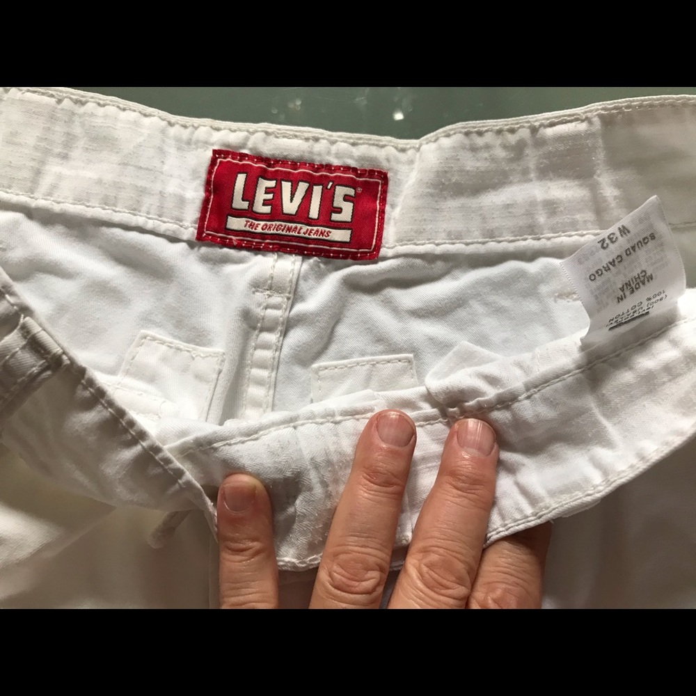 Men’s whit Wrangler cargo shorts.